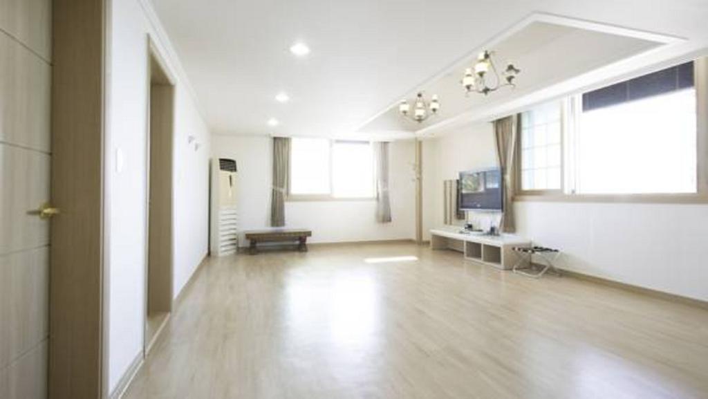 Tongyeong Bay Condo Hotel Exterior photo