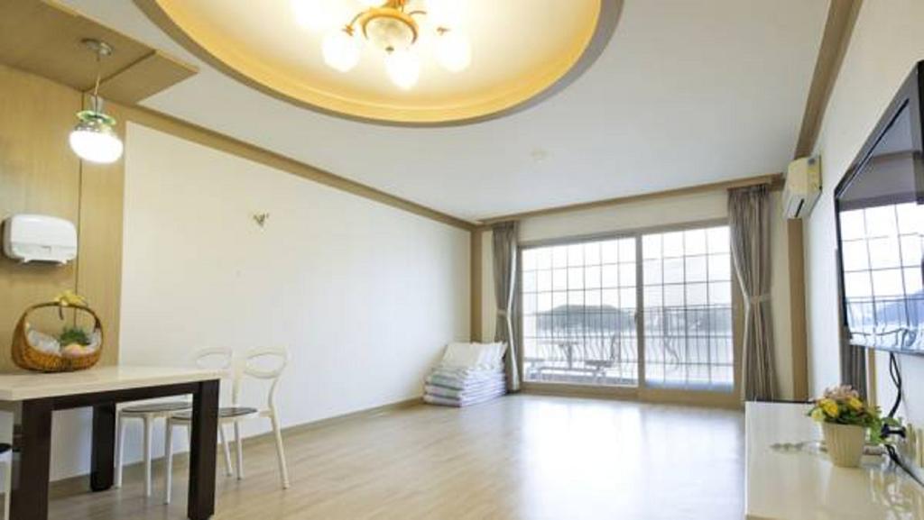 Tongyeong Bay Condo Hotel Exterior photo