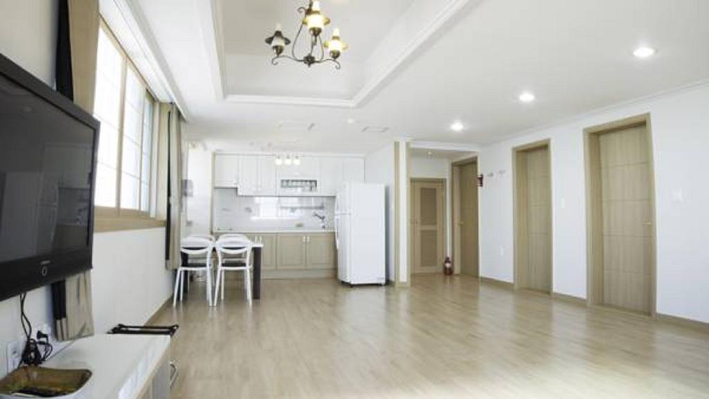 Tongyeong Bay Condo Hotel Exterior photo