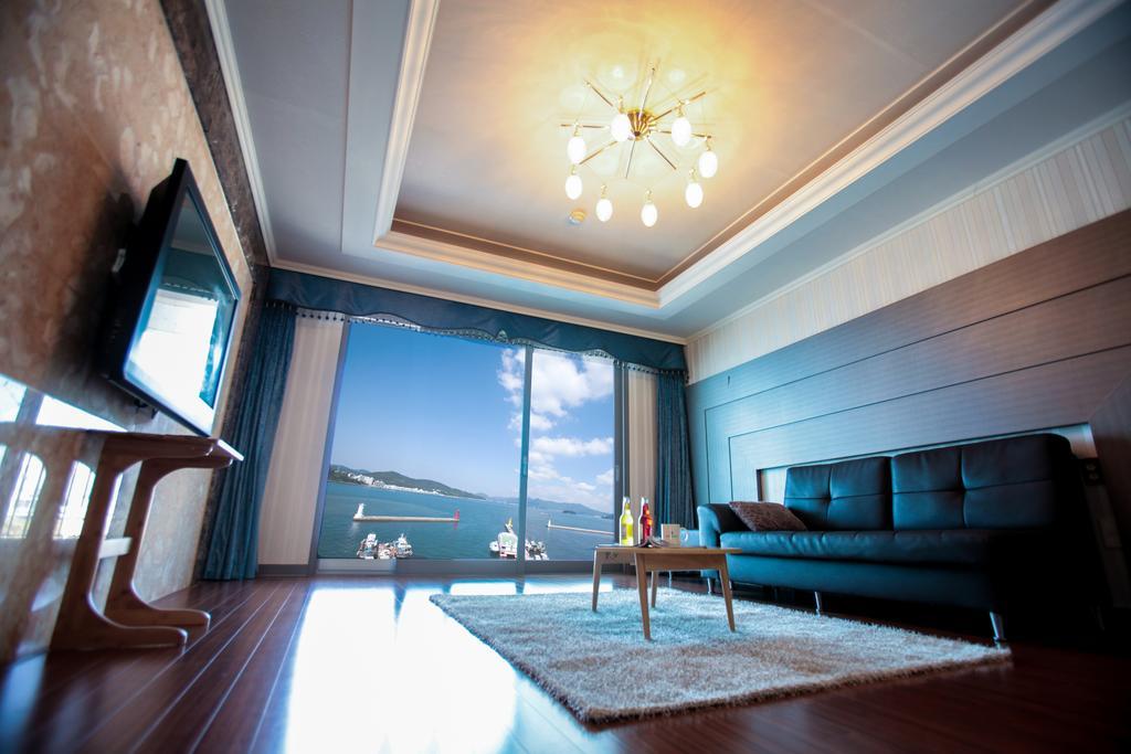 Tongyeong Bay Condo Hotel Exterior photo