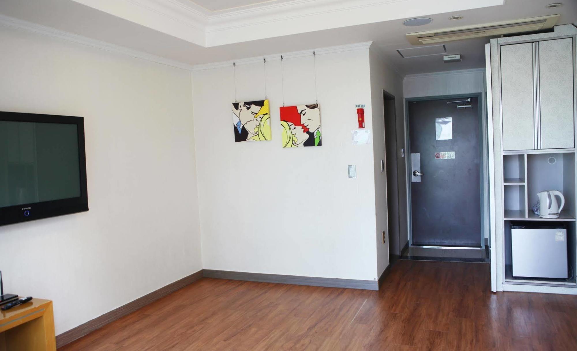 Tongyeong Bay Condo Hotel Exterior photo