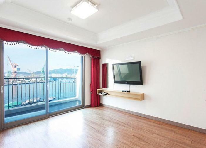 Tongyeong Bay Condo Hotel Exterior photo